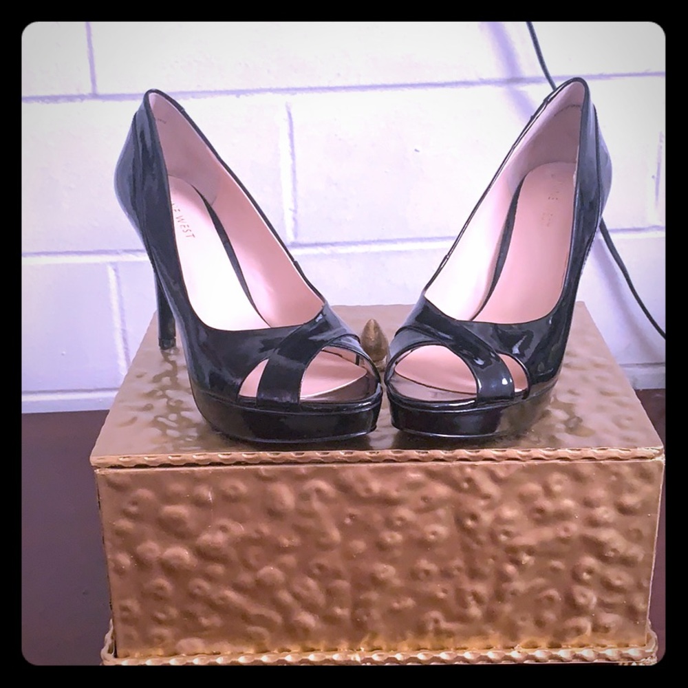 BLACK PATEN LEATHER SHOES by NINE WEST